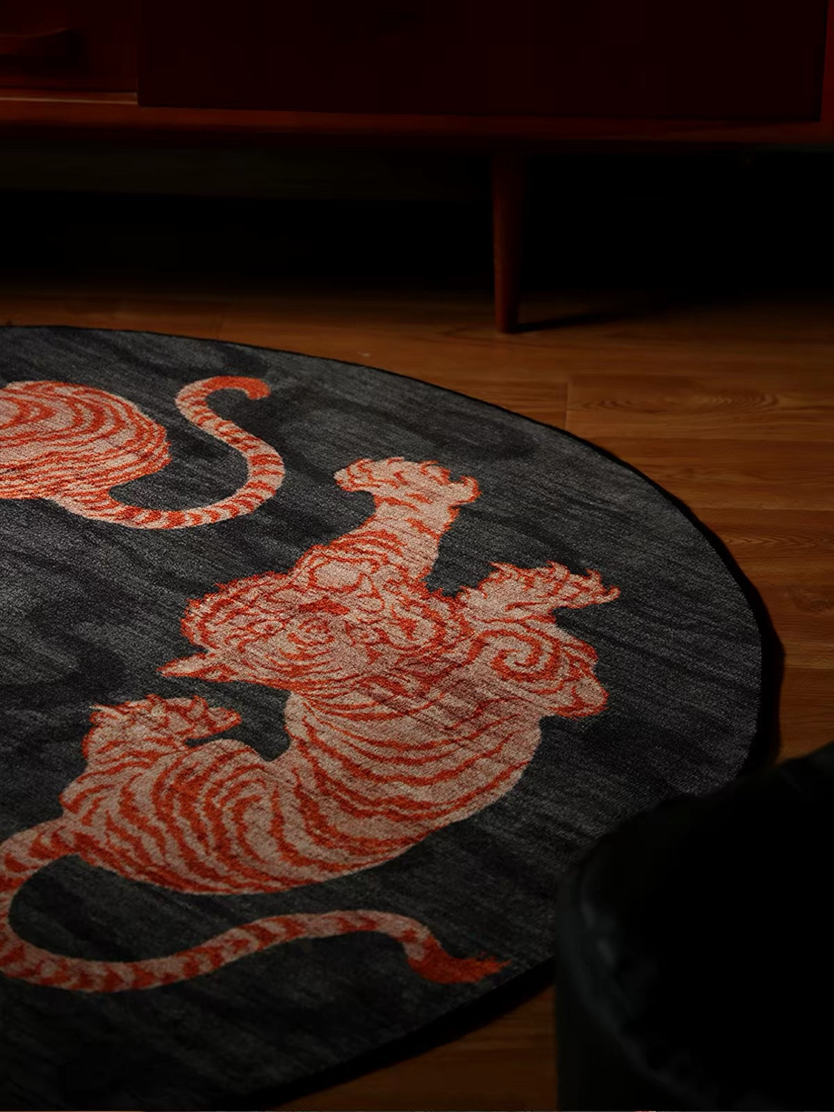 Majestic Tiger Round Rug – Vintage-Inspired Statement Rug for Modern Interiors