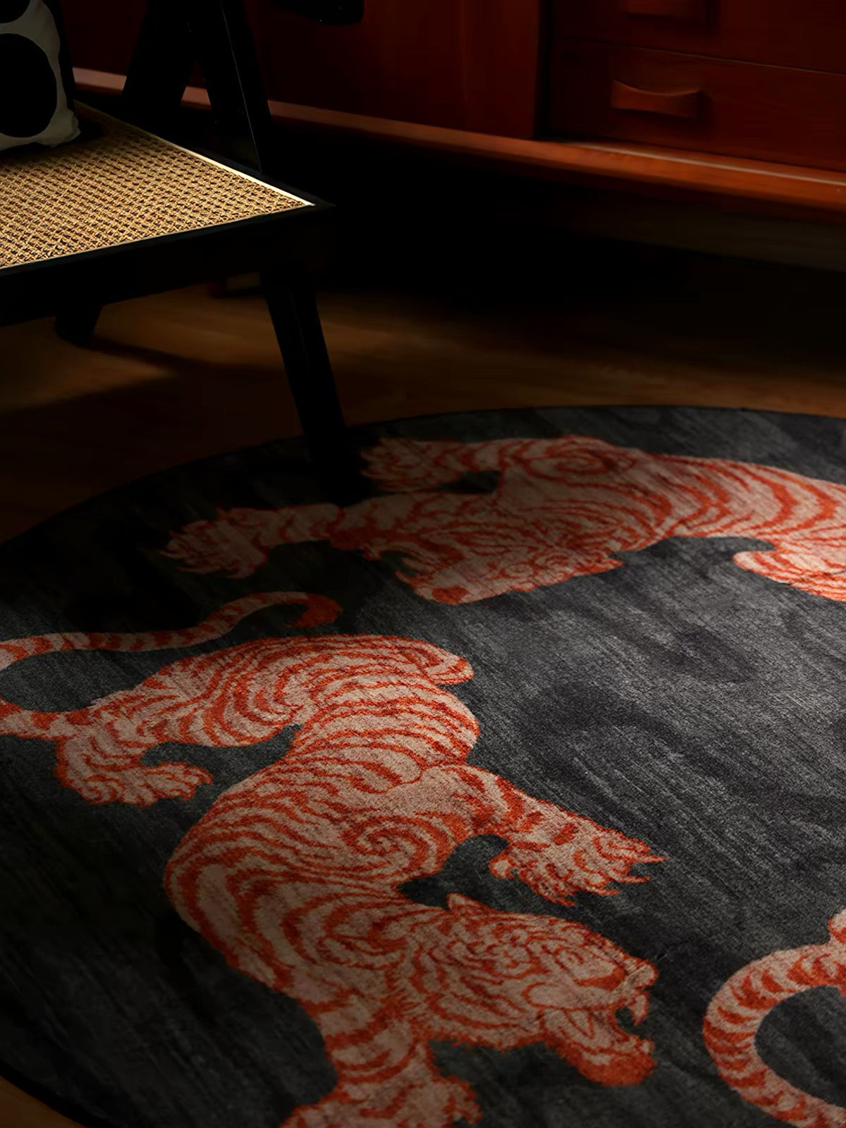 Majestic Tiger Round Rug – Vintage-Inspired Statement Rug for Modern Interiors