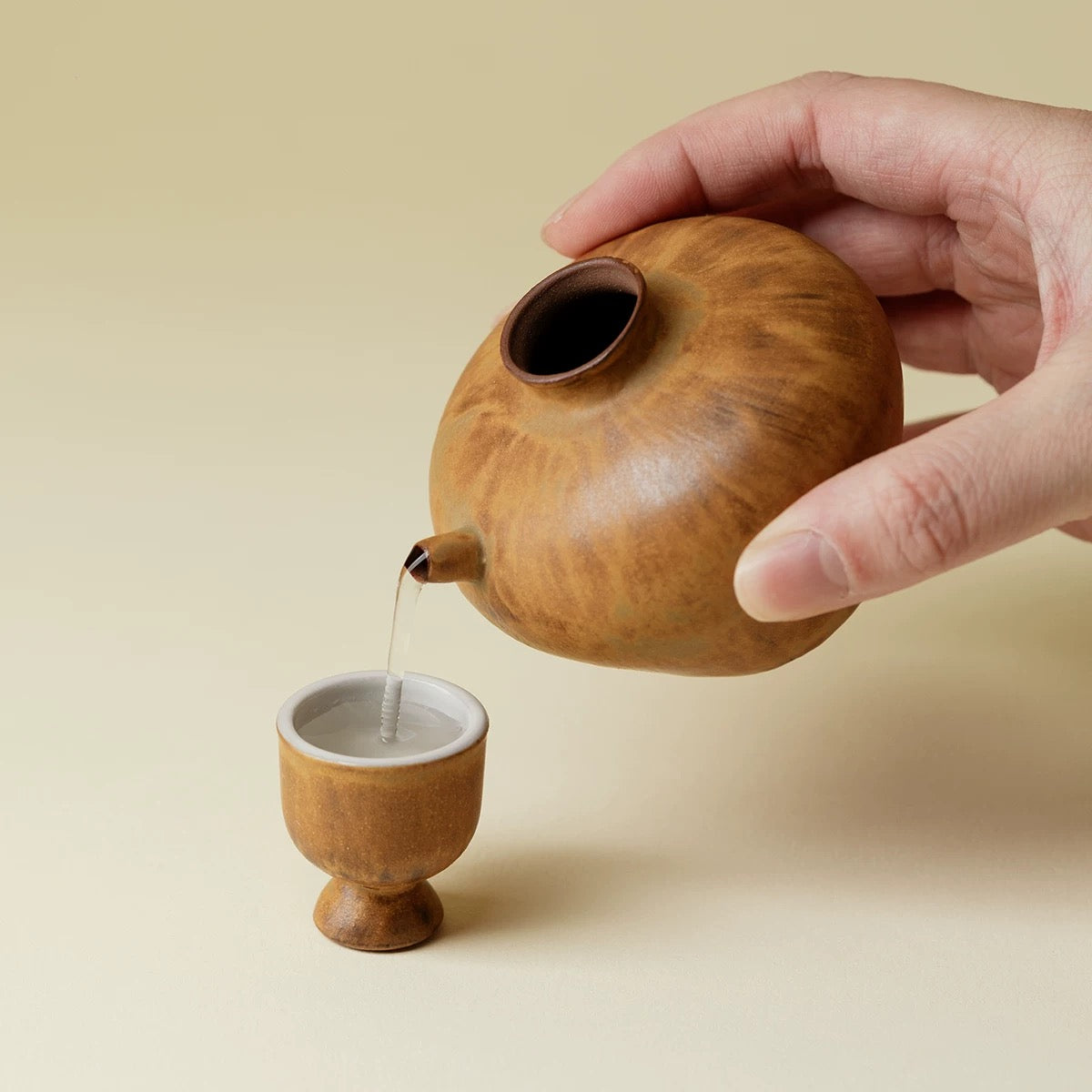 "Solitary Pour" Coarse Pottery Spirit Set | Kiln-Transmuted Ceramic Decanter & Cups