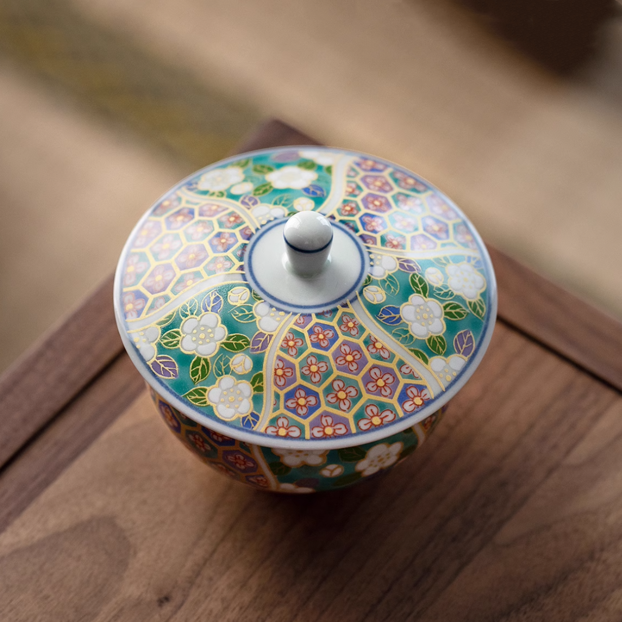 Authentic Japanese Arita-yaki Retro Style Hand-Applied Gold Decal Sancai Gaiwan