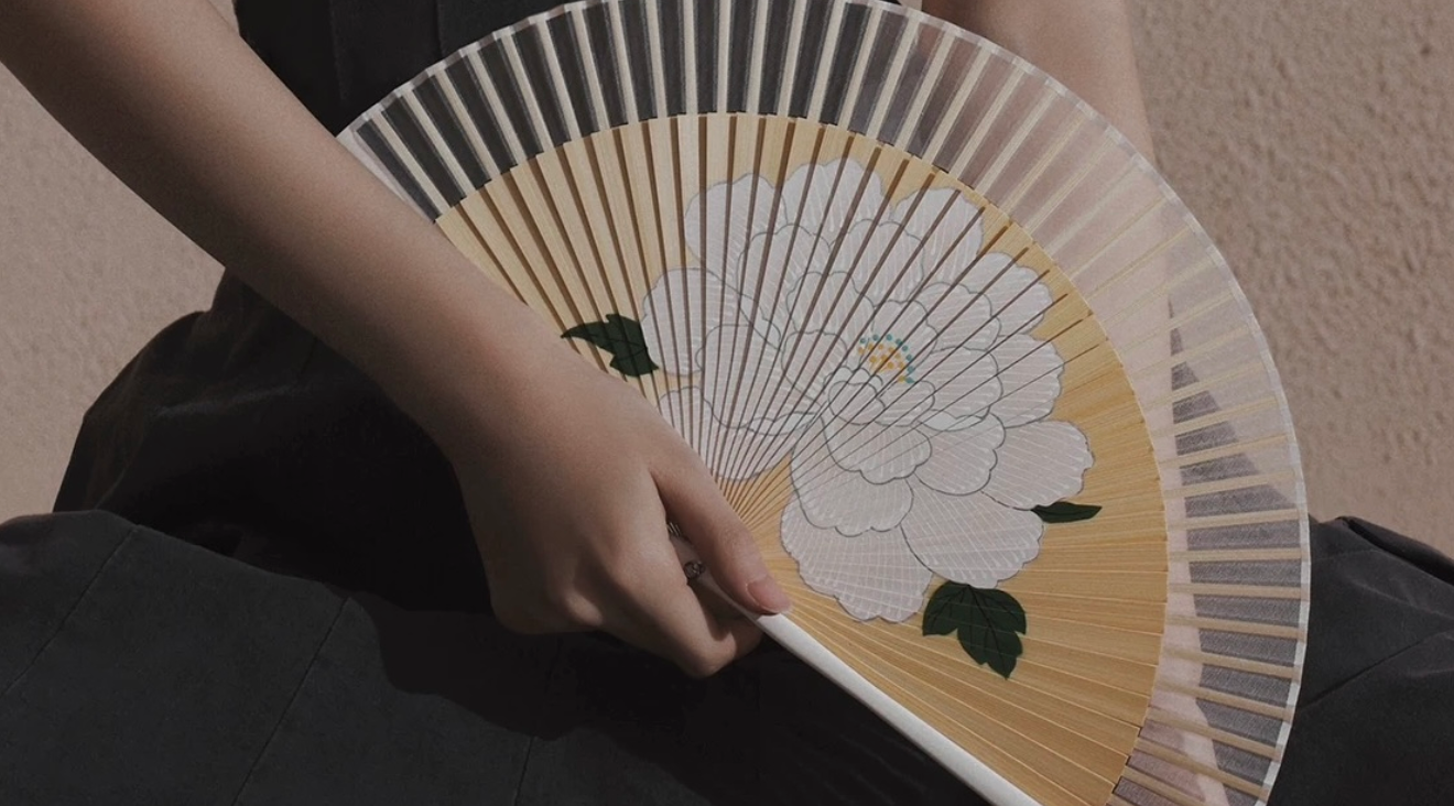 The Breath of Elegance: Why Handcrafted Fans Are the Secret to a Perfect Wedding