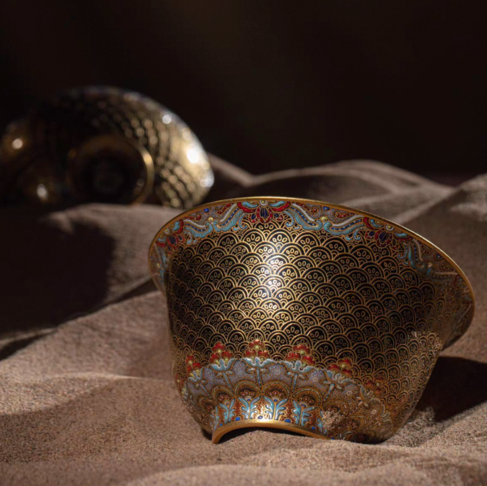 [Heirloom Collections] Imperial Splendor: "Dunhuang Scales" Gaiwan – Tang Dynasty Inspired Falangcai with Gold & Silver from Jingdezhen