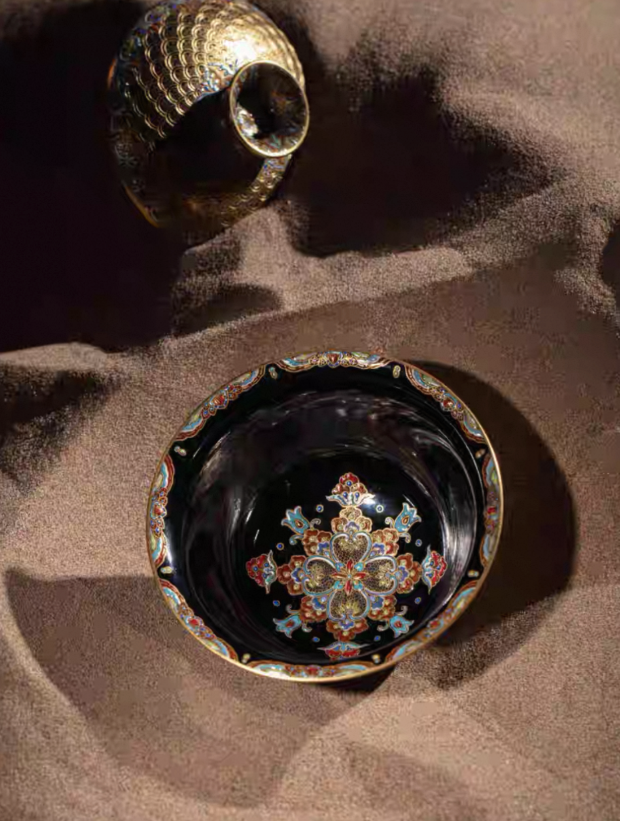 [Heirloom Collections] Imperial Splendor: "Dunhuang Scales" Gaiwan – Tang Dynasty Inspired Falangcai with Gold & Silver from Jingdezhen