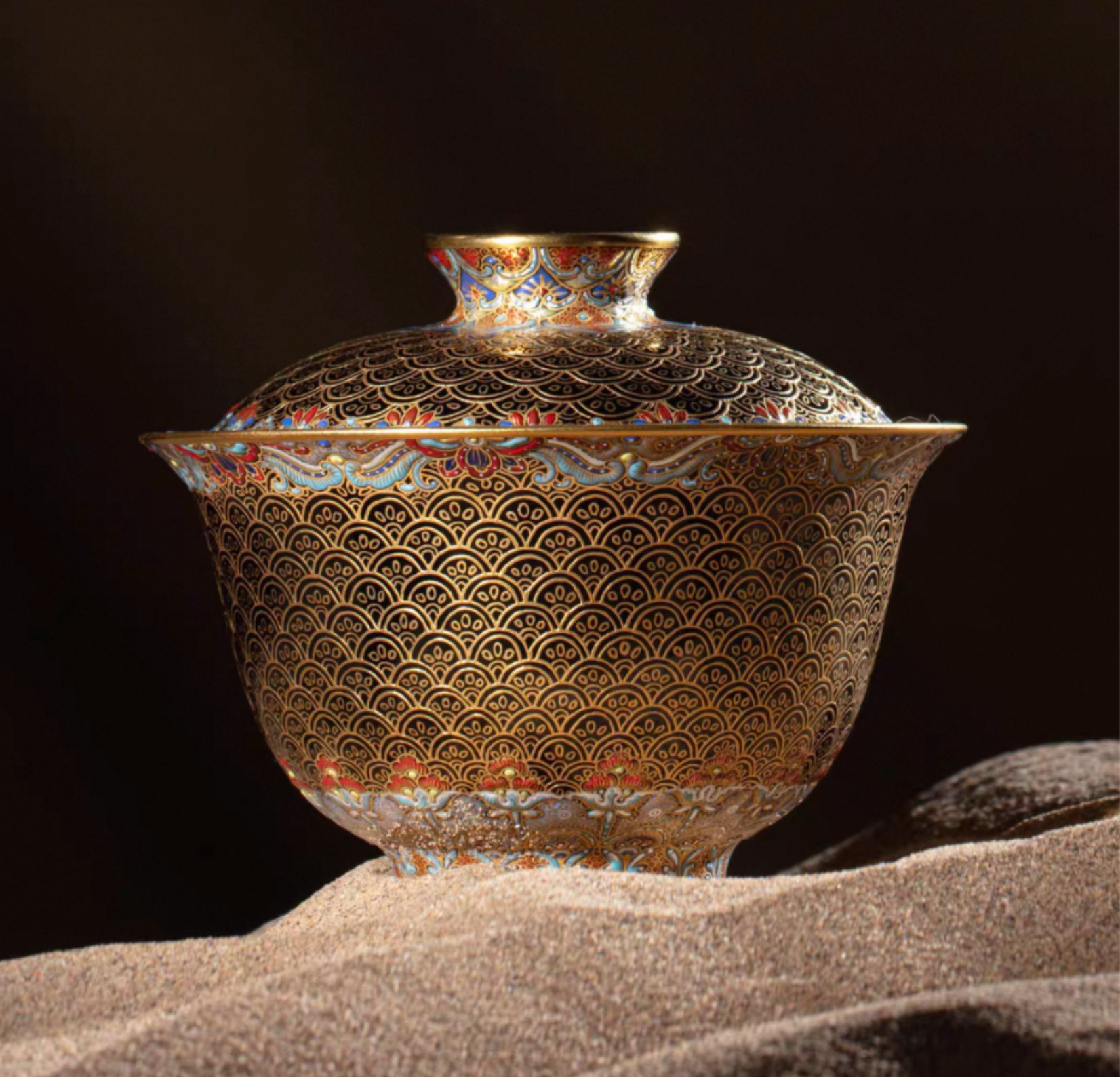 [Heirloom Collections] Imperial Splendor: "Dunhuang Scales" Gaiwan – Tang Dynasty Inspired Falangcai with Gold & Silver from Jingdezhen