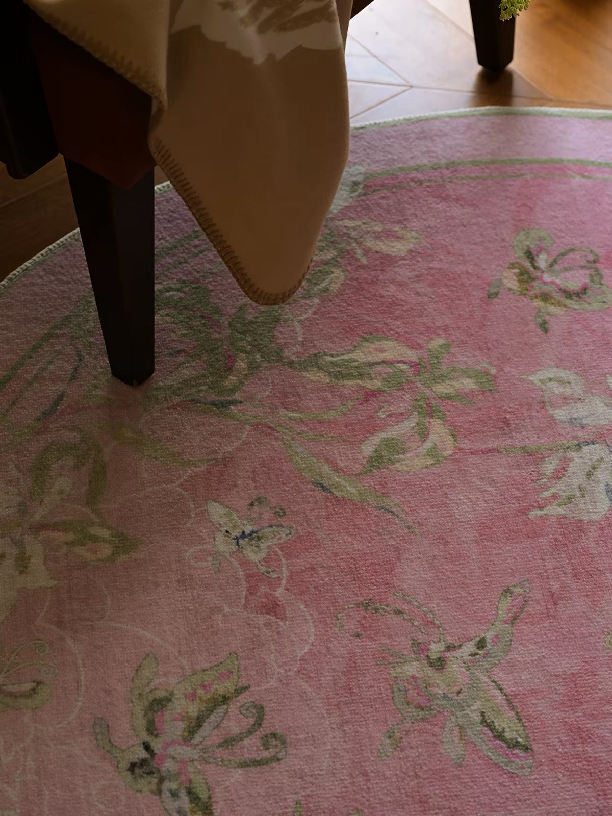 Vintage Butterfly and Iris Round Rug – A Timeless Garden in Bloom