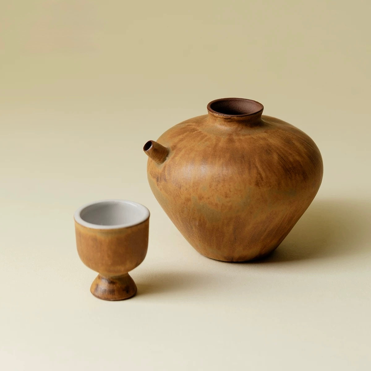 "Solitary Pour" Coarse Pottery Spirit Set | Kiln-Transmuted Ceramic Decanter & Cups