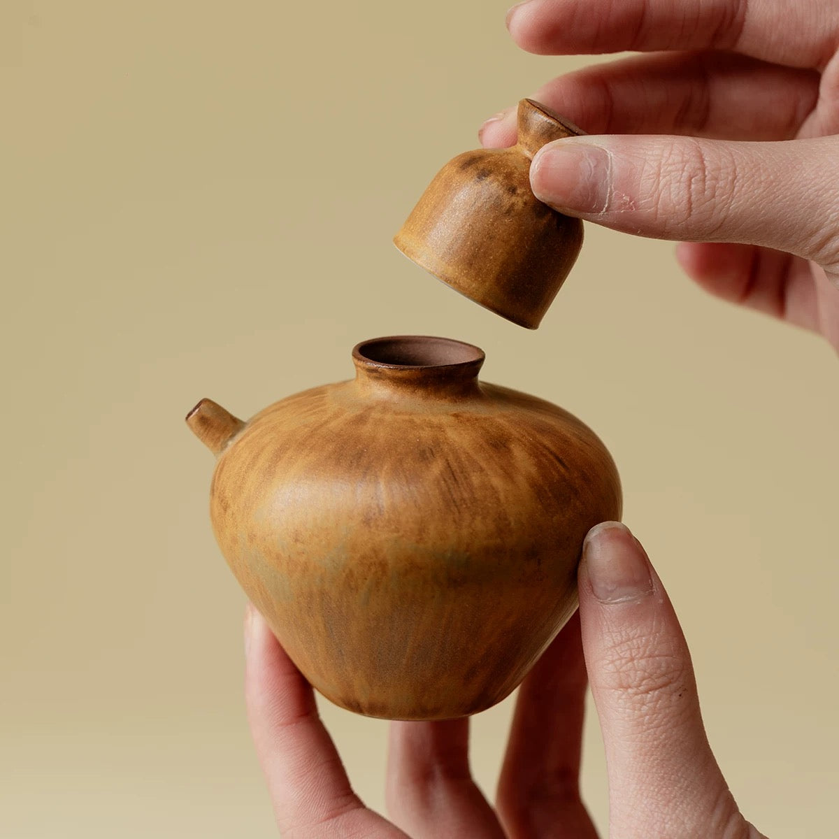 "Solitary Pour" Coarse Pottery Spirit Set | Kiln-Transmuted Ceramic Decanter & Cups