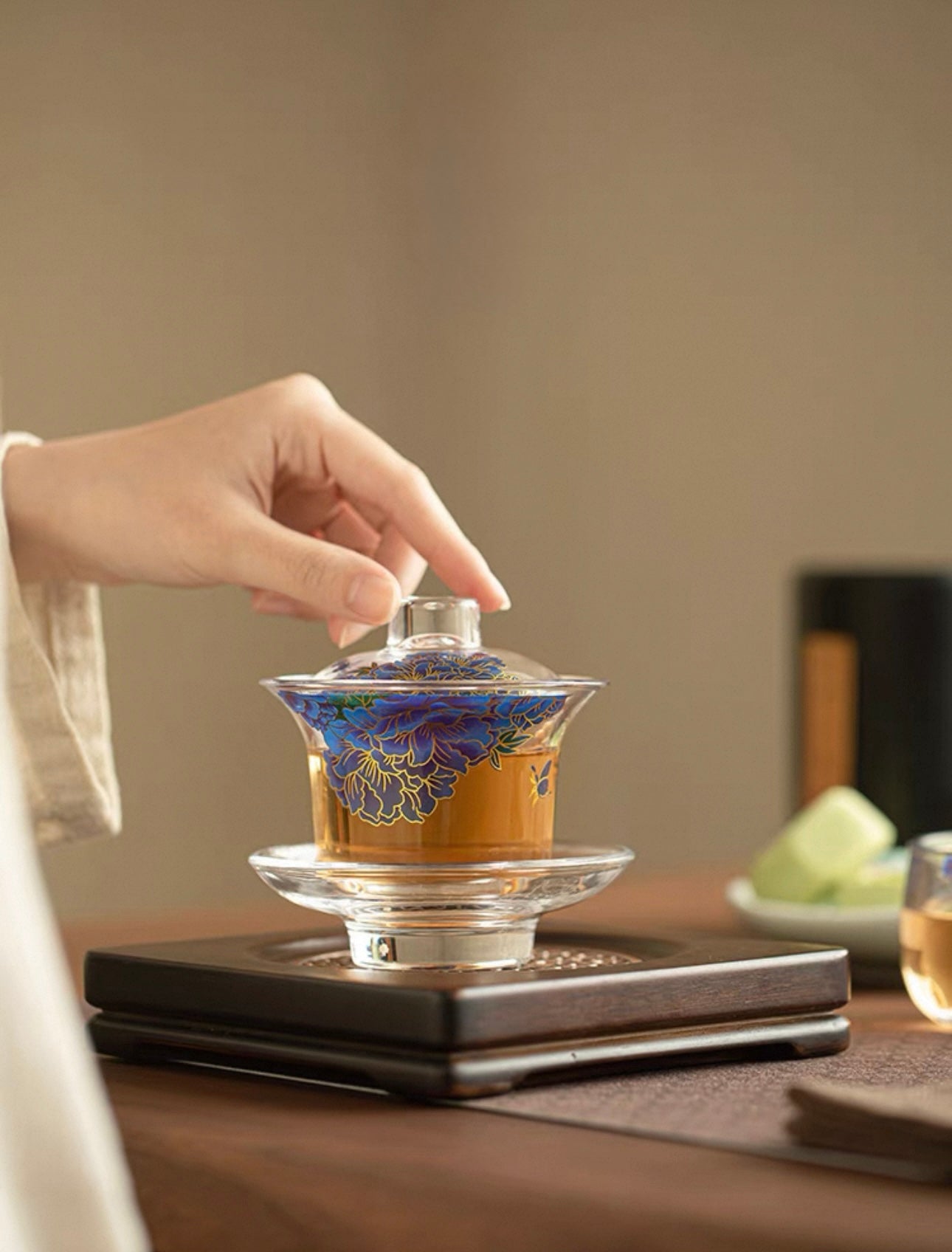 Peony-Etched Glass Gaiwan - Large, Anti-Scald Design